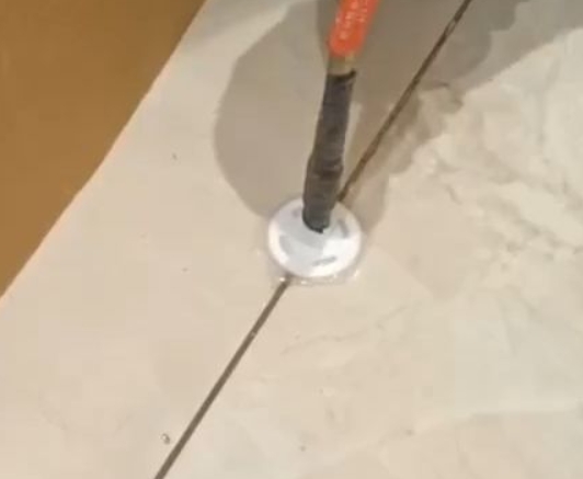 屏边瓷砖空鼓维修公司专业解答瓷砖在铺贴过程中，如果没有涂抹均匀到位的粘结材料（如水泥砂浆或瓷砖胶），可能会导致以下问题