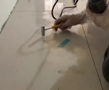 屏边瓷砖开裂维修公司专业分享瓷砖在铺贴前如果没有沥干水分，将会导致以下问题